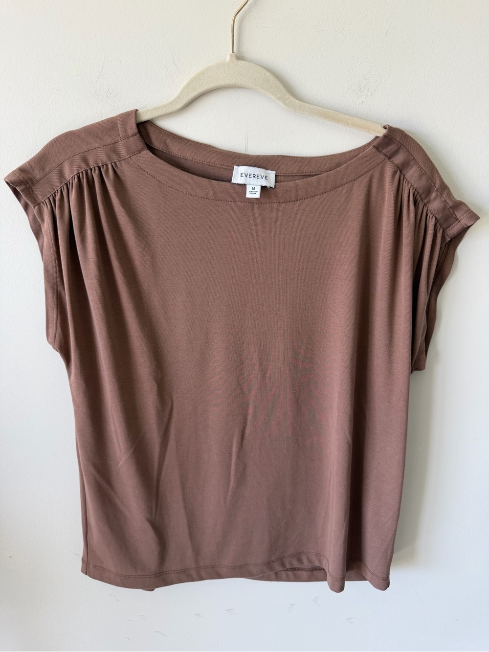 Evereve Brown Short Sleeve Gathered Shoulder Tee